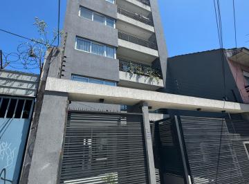 Departamento de 2 ambientes, Lomas de Zamora · Departamento 2 Amb. C/balcón con Parrilla y Cochera