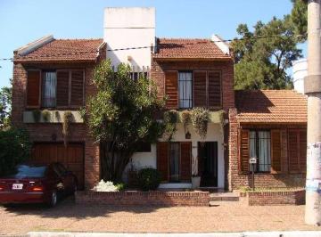 Casa · 200m² · 5 Ambientes · 1 Cochera · Casa en Venta en Villa Luzuriaga