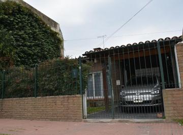 Casa · 200m² · 4 Ambientes · 1 Cochera · Hermosa Casa con Pileta Nuevo Valor Acepta Permuta!