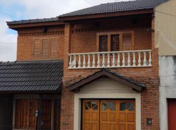 Casa · 250m² · 4 Ambientes · 2 Cocheras · Chalet con Pileta Climatizada