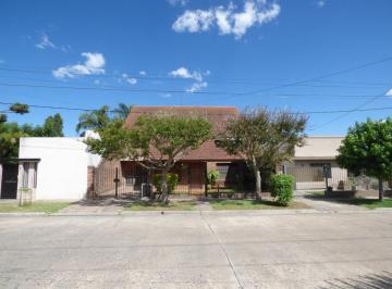 Casa · 215m² · 5 Ambientes · 3 Cocheras · Casa en Venta en Villa Elisa