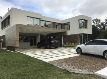 Casa · 415m² · 5 Ambientes · 4 Cocheras · Casa en Venta en City Bell