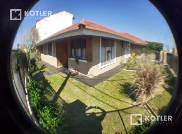 Casa · 128m² · 4 Ambientes · 3 Cocheras · Retasada! Oportunidad!
