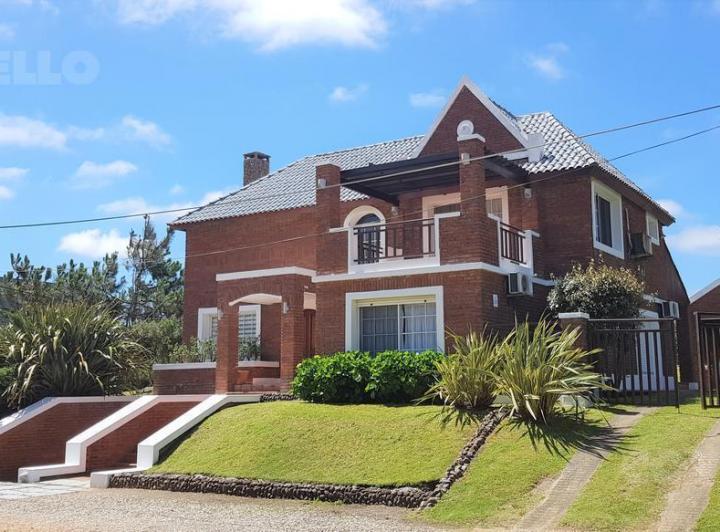 Casa · 300m² · 4 Ambientes · 5 Cocheras