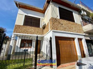 Casa · 1m² · 6 Ambientes · 1 Cochera · Casa en Banfield Este