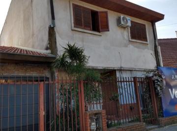 Casa · 158m² · 4 Ambientes · San Andrés. Casa en Dos Plantas con Jardín y Garaje Cubierto