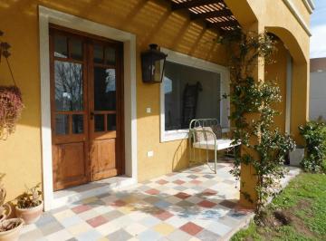 Casa · 204m² · 4 Ambientes · 2 Cocheras · Bo. Cerr. Los Olivares | 3 Dorm - Pileta
