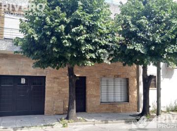 Casa · 145m² · 5 Ambientes · 1 Cochera · Muy Buena Ubicación - Casa 5 Amb. C/ Garage!