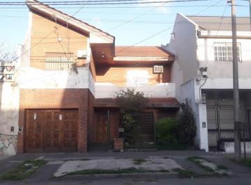 Casa de 5 ambientes, Lanús · Venta Casa 5 Amb. con Cochdera, Jardin y Patio - Excelente Zona