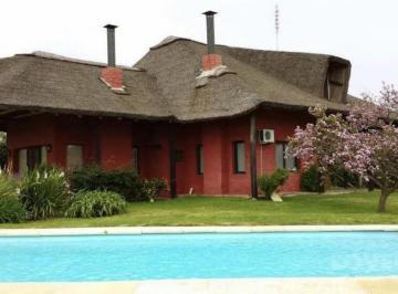 Casa · 331m² · 5 Ambientes · 1 Cochera · En Venta - Casa en Colonia del Sacramento