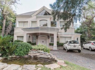 Casa · 370m² · 4 Ambientes · Casa en Alquiler Anual Amoblado - St Thomas Sur