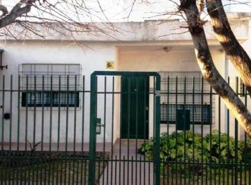 Casa · 140m² · 4 Ambientes · 1 Cochera · Venta Casa 4 Ambientes en Castelar Sur