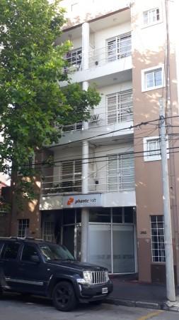 Departamento de 3 ambientes en Loft. A la calle con balcón saliente.