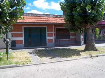 Casa · 137m² · 3 Ambientes · 1 Cochera · Casa en Venta en Lanus Este