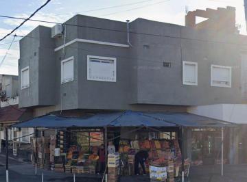 Edificio de 4 ambientes, Lanús · Locales y Viviendas en Block