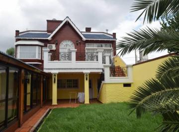 Casa · 280m² · 8 Ambientes · Excelente Casa en 2 Plantas con 6 Hab. Isidro Casanova