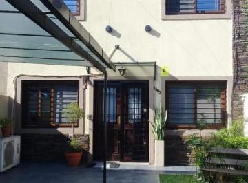 Casa · 120m² · 4 Ambientes · 1 Cochera · PH - Burzaco
