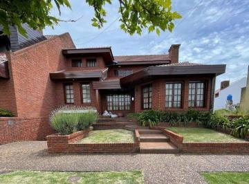 Casa · 448m² · 7 Ambientes · 2 Cocheras · Venta | Chalet | 7 Amb | Barrio Chauvin |