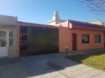 Casa · 120m² · 3 Ambientes · 1 Cochera · Casa en Venta con Amplio Garaje