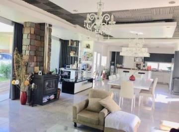 Casa de 6 ambientes, Presidente Perón · Propiedad Unica en Malibu con Piscina Natural en Venta - Oportunidad -