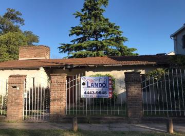 Casa · 110m² · 4 Ambientes · 5 Cocheras · Casa Quinta en Excelente Ubicación - Oportunidad!