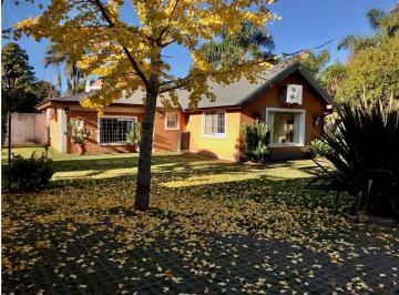 Casa · 207m² · 4 Ambientes · 4 Cocheras · Luminoso Chalet en Una Sola Plantas