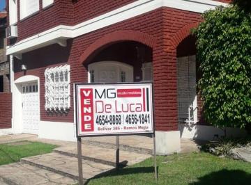 Casa de 6 ambientes, La Matanza · Chalet 6 Amb Fondo Libre Cochera - Venta - Ramos Mejia