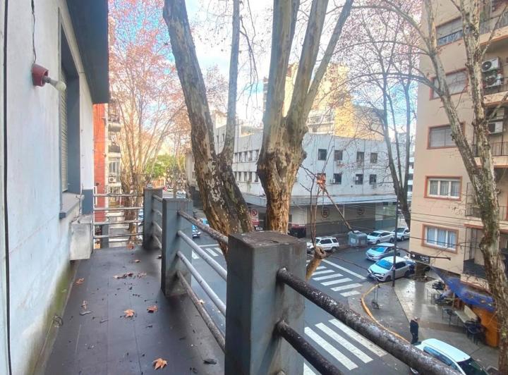 2 Ambientes Al Frente con Balcon
