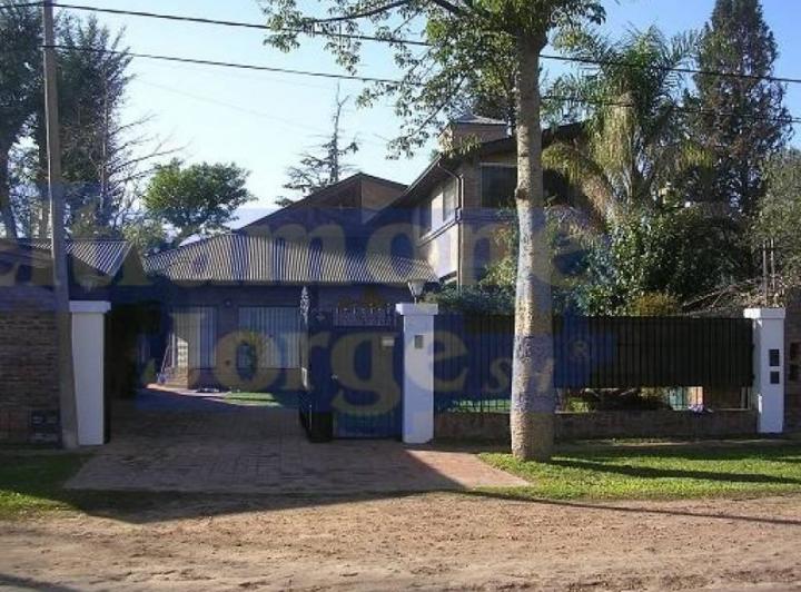 Casa · 273m² · 4 Dormitorios · 2 Cocheras