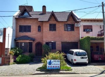 Casa · 245m² · 5 Ambientes · 3 Cocheras · Chalet de 5 Amb con Jardin y Cochera Pasante.