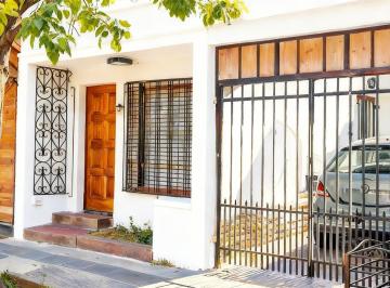Casa · 65m² · 3 Ambientes · 1 Cochera · Casa 3 Amb Remodelada con Cochera y Patio a 4 Cuadras Av Rivadavia