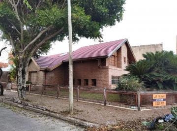 Casa de 5 ambientes, Quilmes · Casa 5 Amb, Quincho, Verde, Garage Doble. Venta en Bernal Oeste