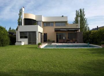Casa · 300m² · 3 Dormitorios · 2 Cocheras · Increible Casa en Venta en Country Golf, Fisherton, Calidad y Diseño