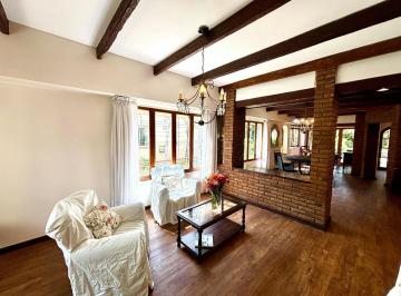 Casa · 340m² · 6 Ambientes · 4 Cocheras · Chalet de Categoría de 6 Ambientes con Pileta y Galpón