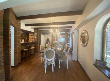 Casa · 340m² · 6 Ambientes · 4 Cocheras · Chalet de Categoría de 6 Ambientes con Pileta y Galpón
