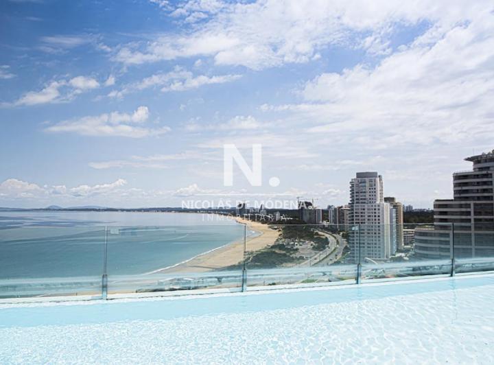 Departamento en venta en Playa Mansa · 5 ambientes