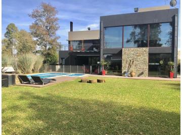 Casa · 260m² · 4 Ambientes · 6 Cocheras · Weston Importante Casa