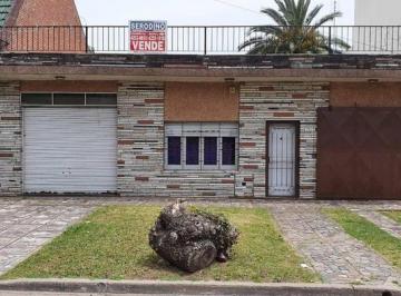 Casa · 140m² · 5 Ambientes · 3 Cocheras · Casa con Lote Muy Amplio