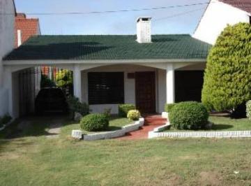 Casa · 180m² · 4 Ambientes · 1 Cochera · Venta Hermoso Chalet en Mar del Tuyu. a 50 m del Mar! Ap