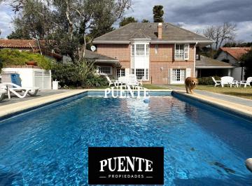 Casa · 380m² · 6 Ambientes · 4 Cocheras · Importante Chalet en Venta en Monte Grande Sobre Lote de 1400 m²