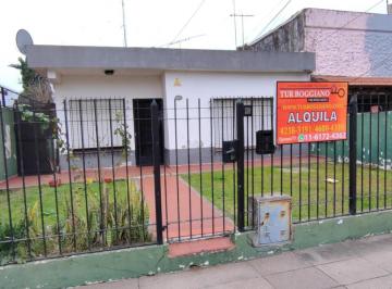 Casa · 60m² · 2 Ambientes · 1 Cochera · Alquiler de Casa con un Dormitorio