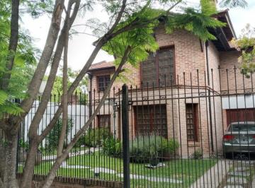 Casa · 200m² · 4 Ambientes · Casa - Barrio Parque Leloir