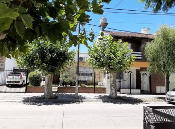 Casa de 8 ambientes, Morón · Moron Norte - a 2 Cuadra de La Clinica, a 3 de La Estacón y 3 de La Um.