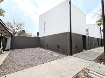 Casa · 95m² · 3 Ambientes · 1 Cochera · Venta Duplex 3 Amb Castelar C/ Jardin y Cochera