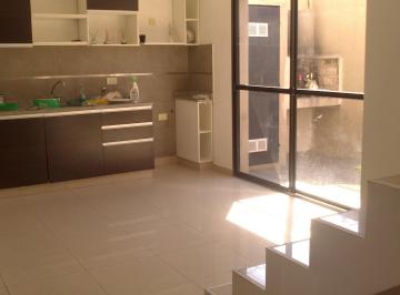Casa · 85m² · 3 Ambientes · 1 Cochera · Hermoso Duplex 3 Amb. Entrada de Auto y Patio.