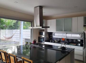 Casa · 154m² · 5 Ambientes · 3 Cocheras · Casa en Barrio Semi Cerrado