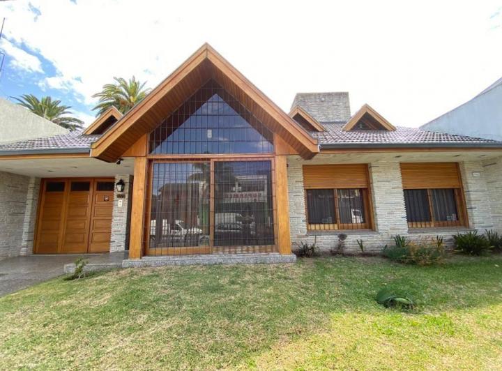 Casa · 434m² · 7 Ambientes · 3 Cocheras