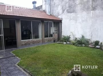 Casa · 168m² · 5 Ambientes · 1 Cochera · Casa de 5 Amb. C/cochera P/2 Autos y Fondo Libre en Temperley Este