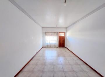 Casa · 125m² · 3 Ambientes · 2 Cocheras · Impecable Triplex 4 Ambientes con Amplio Jardín y Cochera