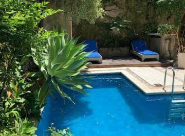 Casa · 401m² · 6 Dormitorios · 2 Cocheras · Casona Super Comoda y Bien Ubicada con Jardin y Pileta.